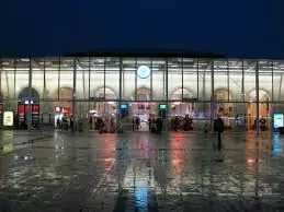 Photo gare du Mans situé en sarthe. Le nom de sa place principale est place du 8 mai 1945